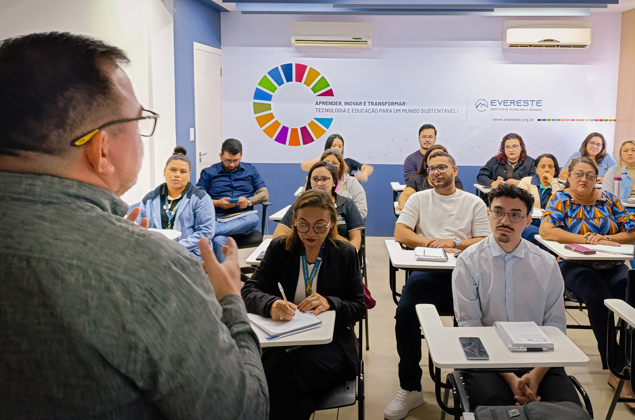 Estagiários do Instituto Evereste se destacam com projetos inovadores no evento INOVATEC